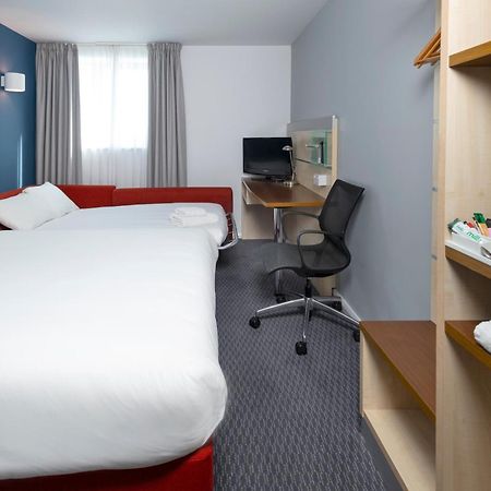 Holiday Inn Express Swindon City Centre By Ihg Εξωτερικό φωτογραφία