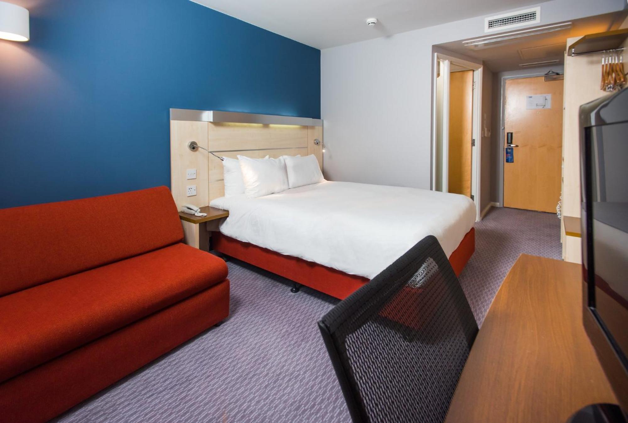 Holiday Inn Express Swindon City Centre By Ihg Εξωτερικό φωτογραφία