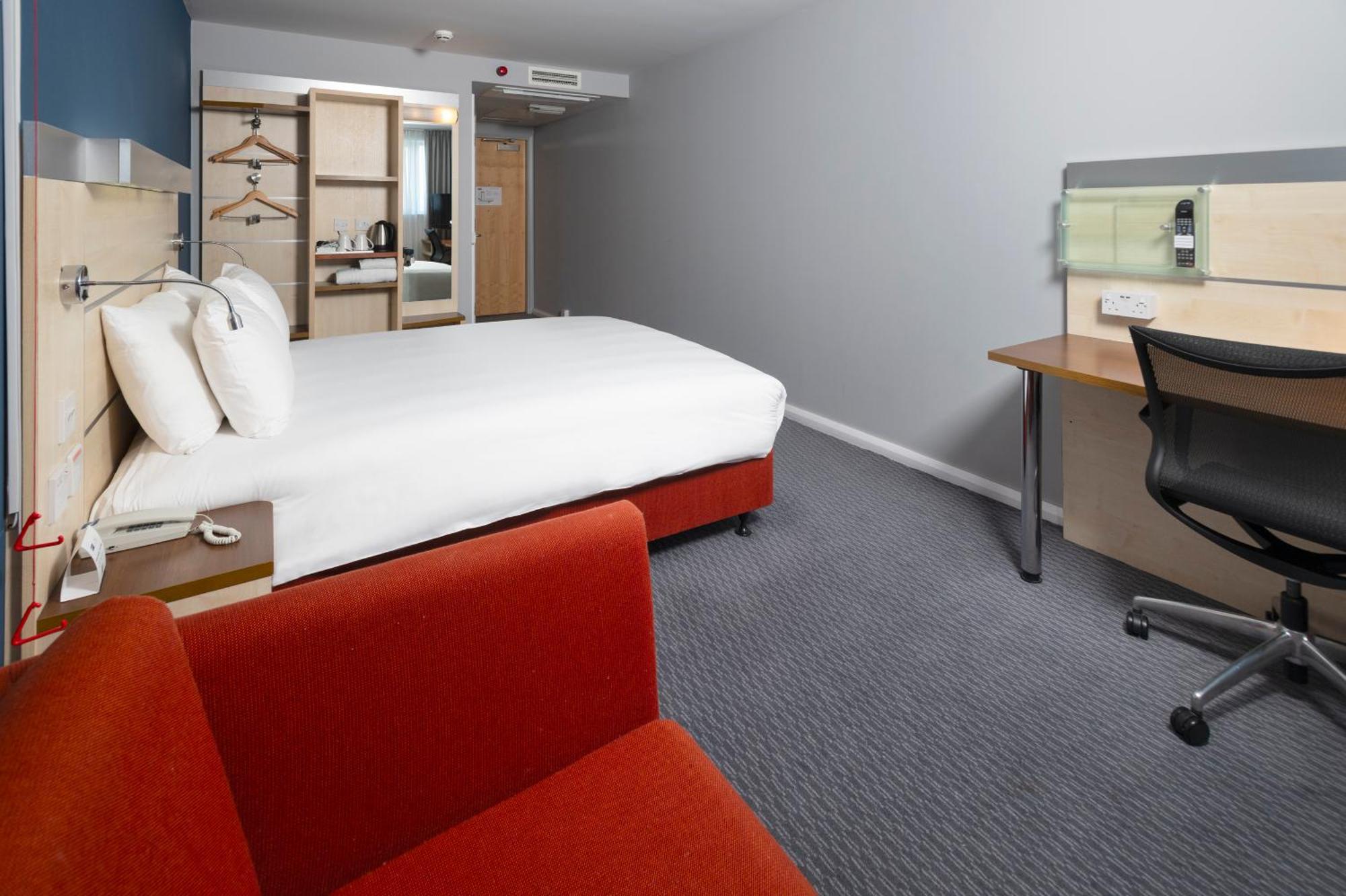 Holiday Inn Express Swindon City Centre By Ihg Εξωτερικό φωτογραφία