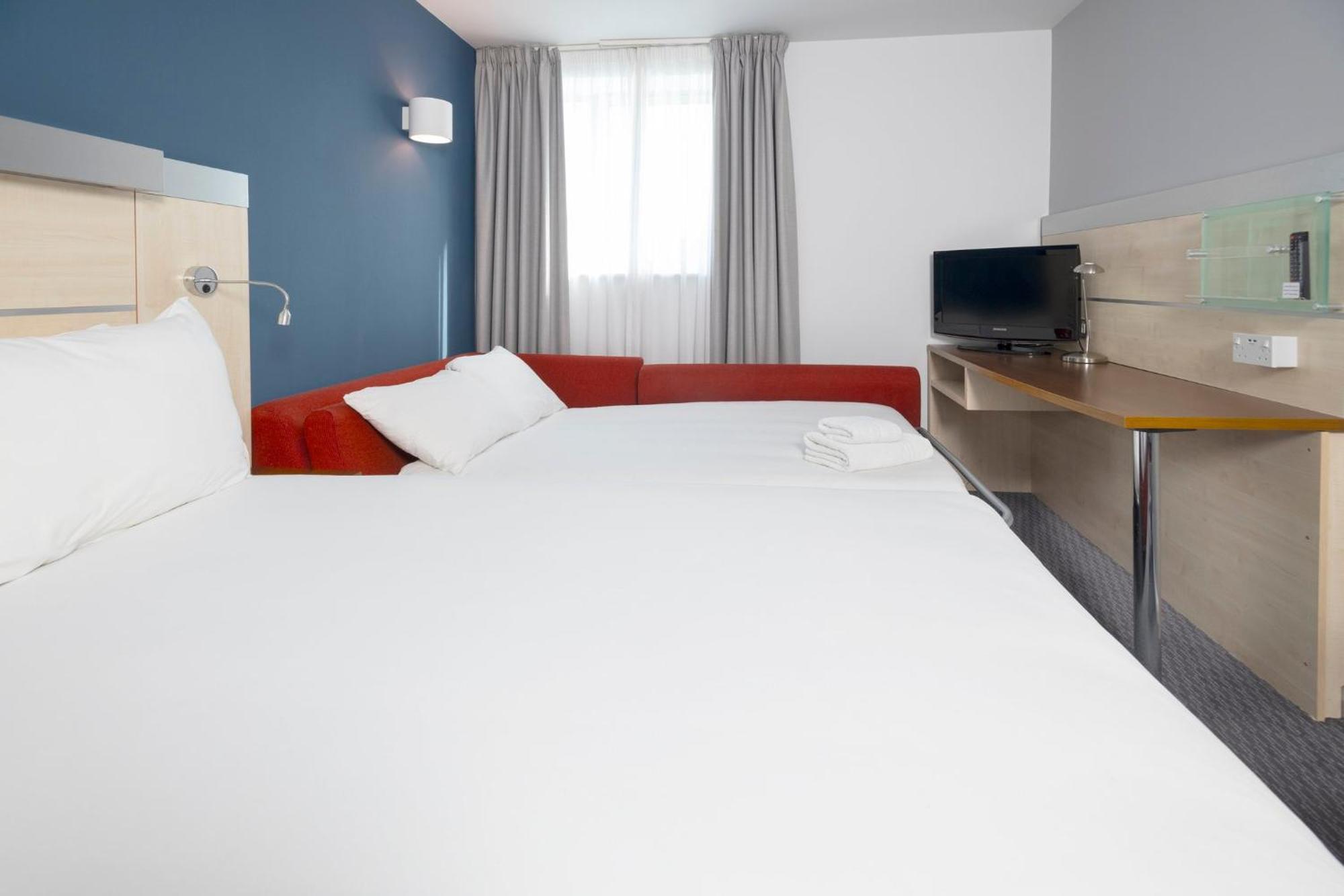 Holiday Inn Express Swindon City Centre By Ihg Εξωτερικό φωτογραφία