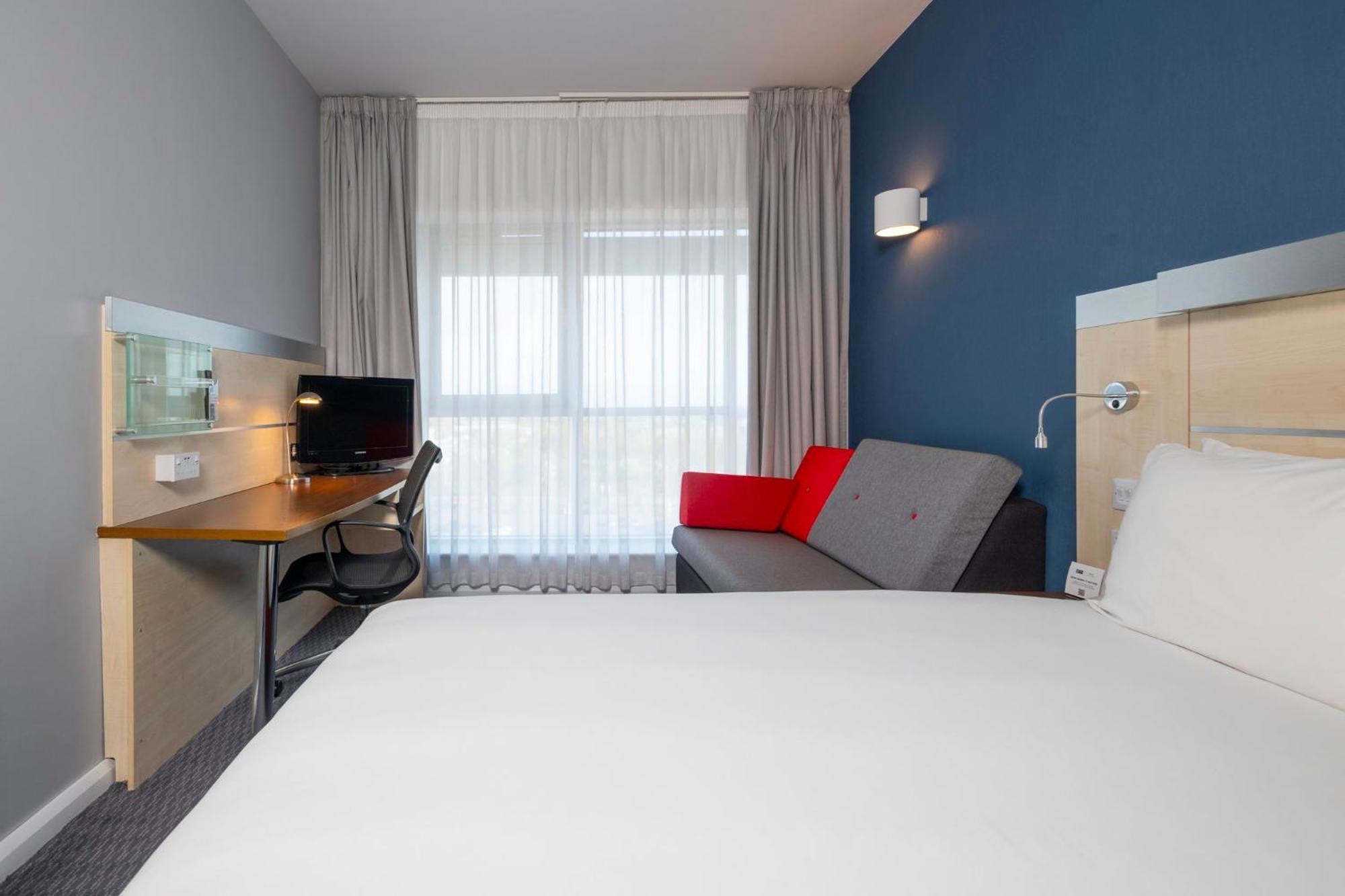 Holiday Inn Express Swindon City Centre By Ihg Εξωτερικό φωτογραφία