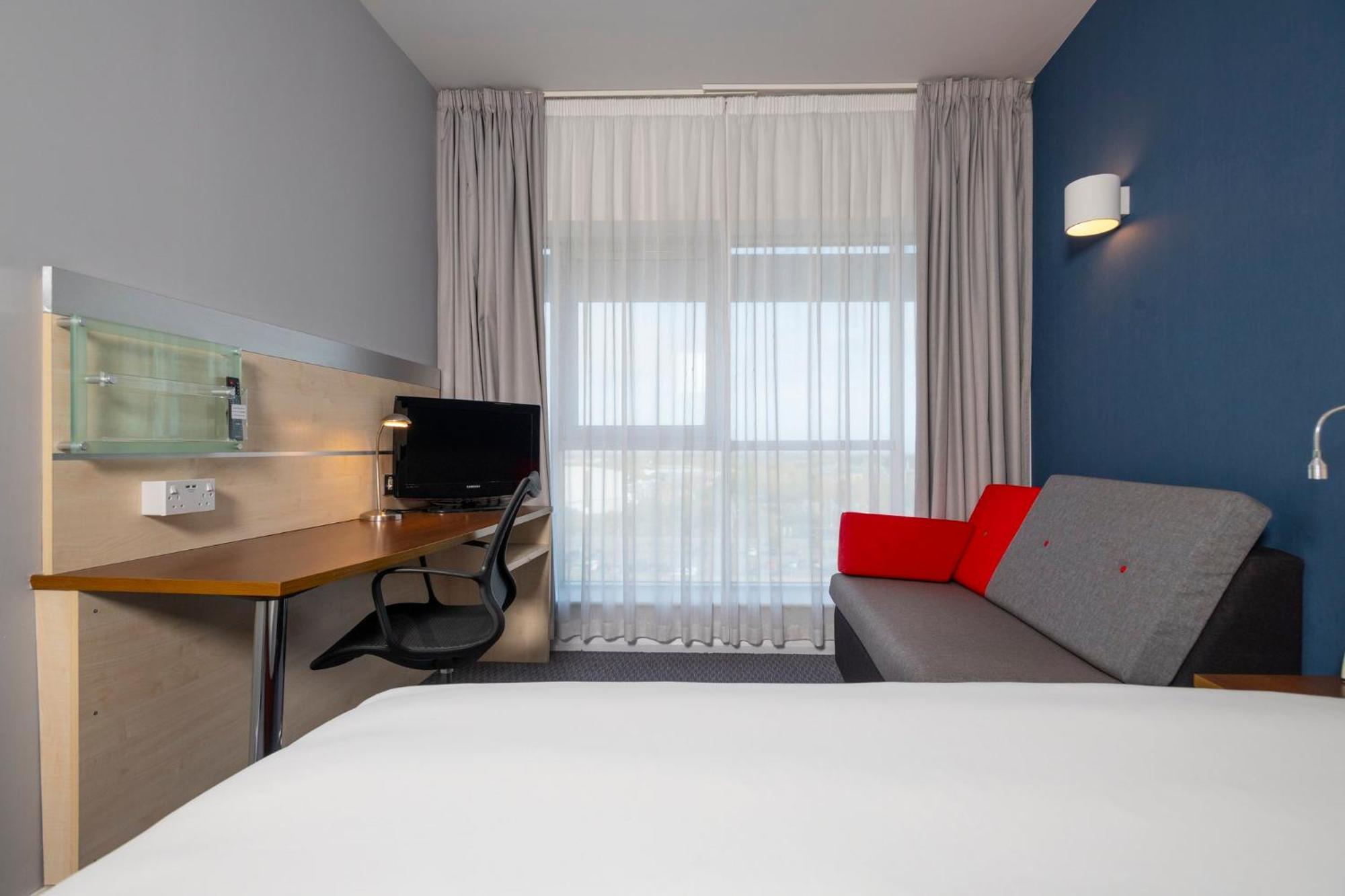 Holiday Inn Express Swindon City Centre By Ihg Εξωτερικό φωτογραφία