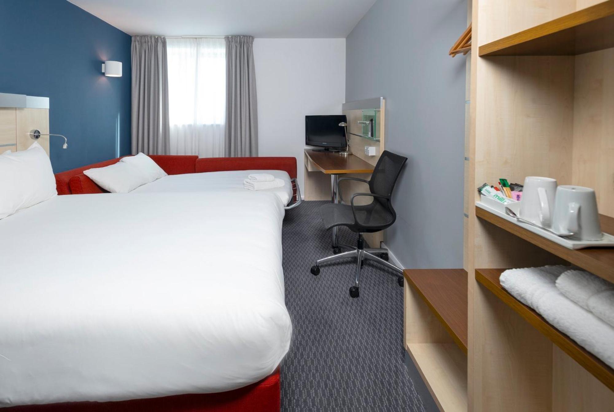Holiday Inn Express Swindon City Centre By Ihg Εξωτερικό φωτογραφία
