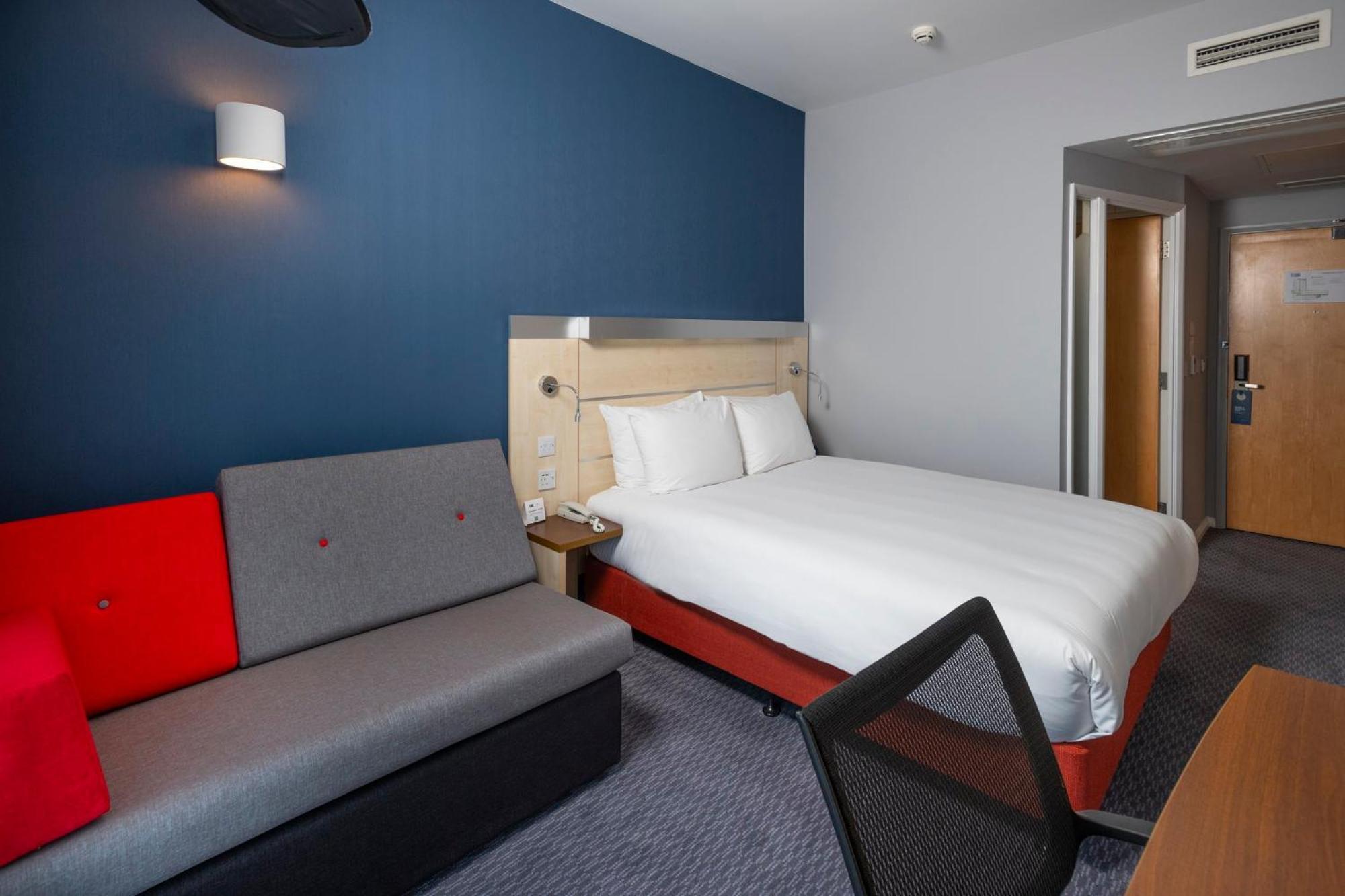 Holiday Inn Express Swindon City Centre By Ihg Εξωτερικό φωτογραφία