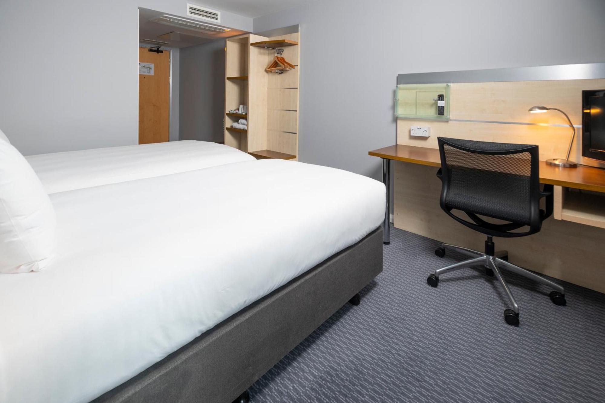 Holiday Inn Express Swindon City Centre By Ihg Εξωτερικό φωτογραφία
